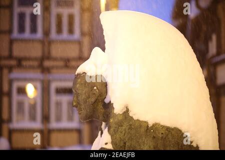 Wernigerode, Deutschland. Februar 2021, 08th. Eine dicke Schneeschicht liegt wie ein Rucksack auf einer Skulptur in der Innenstadt. Quelle: Matthias Bein/dpa-Zentralbild/dpa/Alamy Live News Quelle: dpa picture Alliance/Alamy Live News Stockfoto