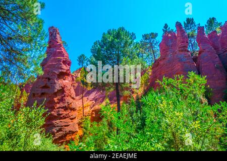 Les Ocres du Roussillon - ein ehemaliger ockerfarbener Steinbruch in Südfrankreich Stockfoto