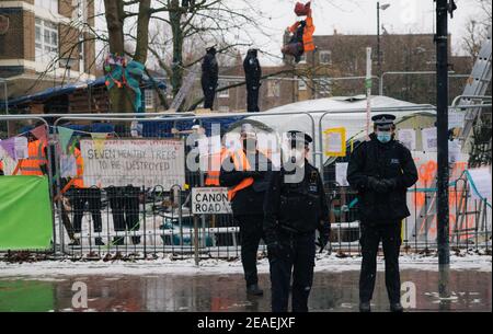 London, Großbritannien. Februar 2021, 9th. Highbury Corner ' Save the Trees' Schutzgruppe wird aus dem Schutzlager Canonbury Road, London, Großbritannien, 9th. Februar 2021 vertrieben. Aktivisten leben seit Monaten im Lager, um sieben reife Bäume vor Zerstörung zu schützen. Der rat sagt, dass auf dem Gelände 25 neue wohnhäuser gebaut werden, neben 14 privaten Wohnungen. Die Demonstranten sagen, dass es wenige Grünflächen in der Gegend gibt. Kredit: Denise Laura Baker/Alamy Live Nachrichten Stockfoto