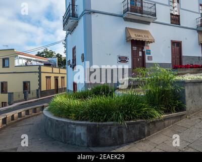 Firgas, Gran Canaria, Kanarische Inseln, Spanien 13. Dezember 2020: Blick auf die Straße Paseo de Gran Canaria mit Wasserfall Brunnen, Blumen und Keramik Stockfoto