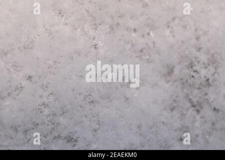 Frische Schneeflocken in Nahaufnahme Makrodetails mit einzelnen Flocken Leuchtet im Licht Stockfoto