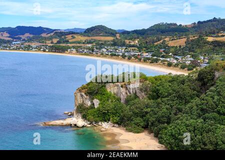 Cooks Beach, eine kleine Stadt auf der Coromandel Peninsula, Neuseeland. Im Vordergrund ist Lonely Bay Stockfoto