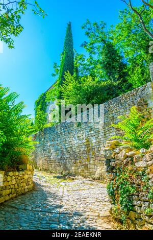 Eine alte Mauer von Oppede le Vieux, einem Dorf auf einer Klippe in der Region Luberon, Frankreich Stockfoto