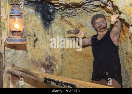 Ein Modell eines Bergarbeiters, der unter der Erde arbeitet, beleuchtet von einer Petroleumlaterne. 'Thames Goldmine Experience' Museum, Themse, Neuseeland Stockfoto