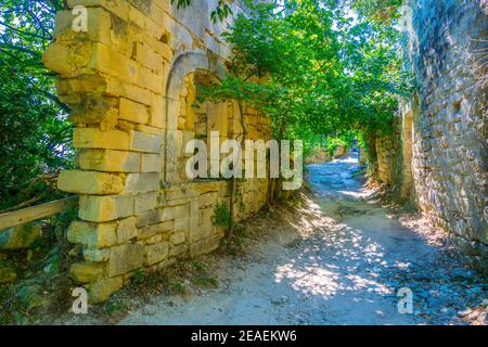 Eine alte Mauer von Oppede le Vieux, einem Dorf auf einer Klippe in der Region Luberon, Frankreich Stockfoto