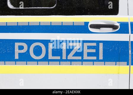 07. Februar 2021, Sachsen-Anhalt, Magdeburg: Die Lettering Police ist auf einem Dienstfahrzeug der Bundespolizei. Foto: Stephan Schulz/ Stockfoto