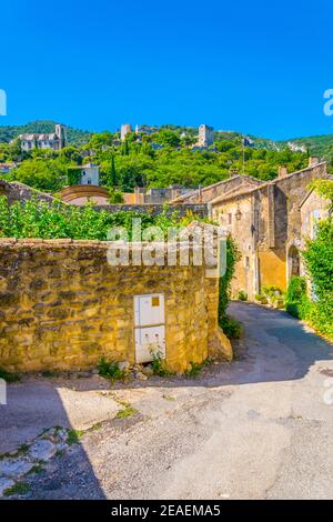 Schmale Straße in Oppede le Vieux Dorf in Frankreich Stockfoto