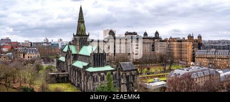 Glasgow Cathedral & Royal Infirmary aus der Necropolis, Glasgow, Schottland, Großbritannien Stockfoto
