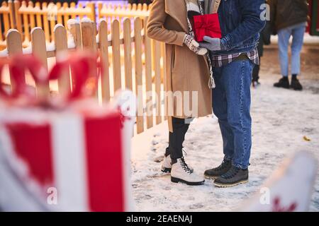 Liebevoller Mann und Frau, die Weihnachten im Freien feiern Stockfoto