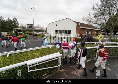 Ein allgemeiner Blick als Jockeys in den Paradering auf der Rennbahn Kempton eintreten. Bilddatum: Dienstag, 9. Februar 2021. Stockfoto