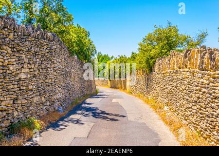 Kurvenreiche Straße, die zum Dorf des bories in Frankreich führt Stockfoto