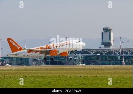 Flugzeug am EuroAirport Basel-Mulhouse-Freiburg Stockfoto