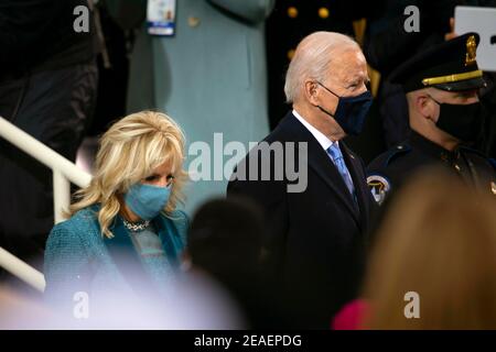 WASHINGTON DC, USA - 20. Januar 2021 - US-Präsident Joe Biden und seine Frau Dr. Jill Biden betreten die Einweihungsfeier während des Präsidenten 59th Stockfoto