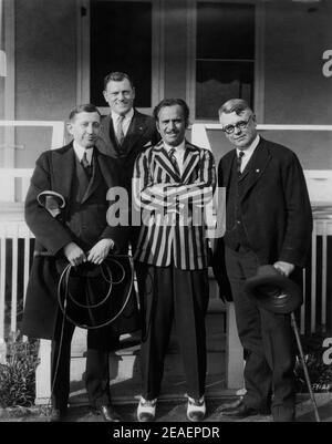 DOUGLAS FAIRBANKS SR (Mitte) mit WILL H. HAYS Chairman von MPPDA (Motion Picture Producers and Distributors of America), der Whip E.B. hält Degroot Scout Executive von Los Angeles und JAMES E. WEST Chief Scout Executive im Pickford - Fairbanks Studio in Hollywood zur Zeit der Dreharbeiten von DON Q SOHN VON ZORRO im Jahr 1925 Stockfoto