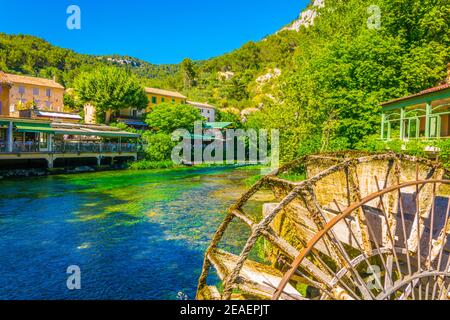 Flusspromanede in Fontaine de Vaucluse in Frankreich Stockfoto