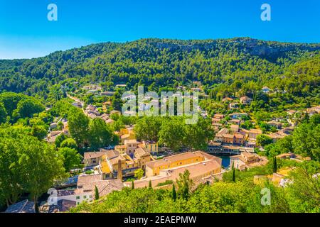 Luftaufnahme des Dorfes Fontaine de Vaucluse in Frankreich Stockfoto