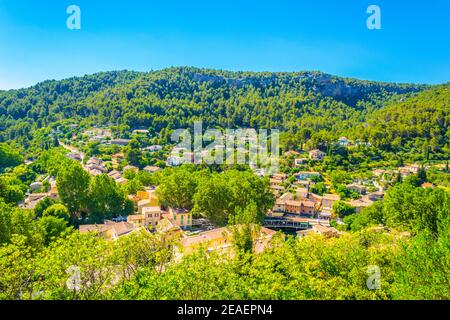 Luftaufnahme des Dorfes Fontaine de Vaucluse in Frankreich Stockfoto