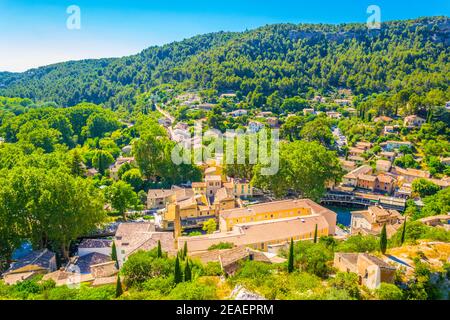 Luftaufnahme des Dorfes Fontaine de Vaucluse in Frankreich Stockfoto