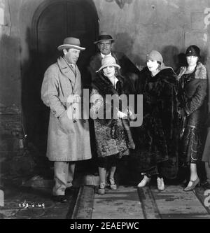 Regisseur JACK CONWAY und ELINOR GLYN (2nd von rechts) Mit Set-Besuchern DOUGLAS FAIRBANKS SR und MARY PICKFORD auf Set offen während der Dreharbeiten DES EINZIGEN DING 1925 Regisseur JACK CONWAY Geschichte / Adaption Elinor Glyn Metro Goldwyn Mayer Stockfoto