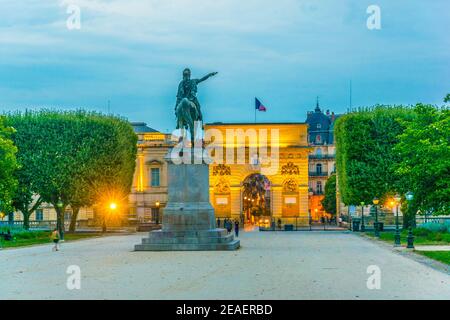 Blick auf die Promenade du Peyrou, die von der Statue des Königs Ludwig XIV. Und dem Triumphbogen in Montpellier dominiert wird Stockfoto