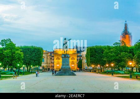 Blick auf die Promenade du Peyrou, die von der Statue des Königs Ludwig XIV. Und dem Triumphbogen in Montpellier dominiert wird Stockfoto