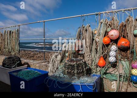 Trocknung von Angelausrüstung auf Geländern in Sennen Cove, West Penwith, Cornwall, Großbritannien Stockfoto