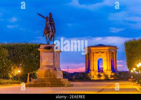 Blick auf die Promenade du Peyrou bei Sonnenuntergang, dominiert von der Statue des Königs Ludwig XIV. In Montpellier, Frankreich Stockfoto