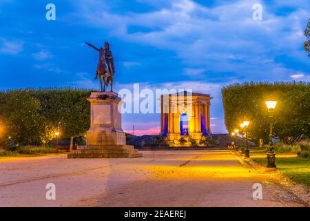 Blick auf die Promenade du Peyrou bei Sonnenuntergang, dominiert von der Statue des Königs Ludwig XIV. In Montpellier, Frankreich Stockfoto