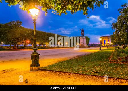 Blick auf die Promenade du Peyrou bei Sonnenuntergang, dominiert von der Statue des Königs Ludwig XIV. In Montpellier, Frankreich Stockfoto