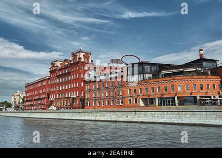 Moskau. Russland. Juli 30, 2020. Flussspaziergänge auf dem Moskauer Fluss. Sommerabend. Kremlemankm. Stockfoto