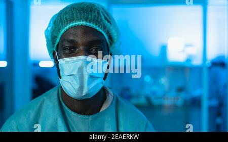 Porträt des Arztes trägt schützende Gesichtsmaske Kampf gegen Corona Virenausbruch - Gesundheitswesen und medizinische Arbeitnehmer Konzept Stockfoto