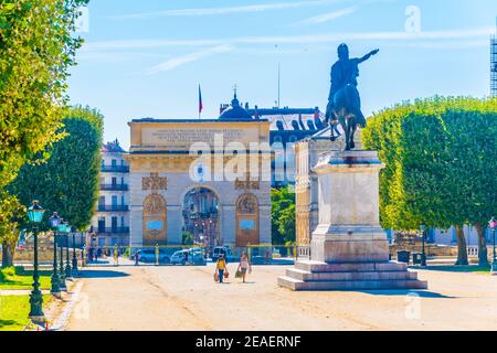 La Promenade du Peyrou dominiert von der Statue des Königs Louis XIV und Triumphbogen in Montpellier, Frankreich Stockfoto