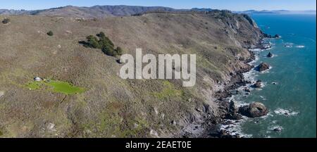 Der Pazifik wäscht an einem schönen Tag gegen die zerklüftete Küste Nordkaliforniens. Der Pacific Coast Highway verläuft entlang dieser Küste. Stockfoto