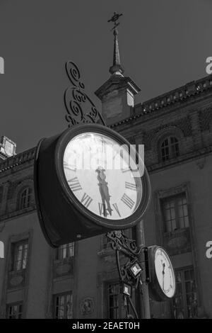 Europa, Spanien, Leon, Plaza Regla mit traditioneller schmiedeeiserner Uhr und Temperaturanzeige Stockfoto
