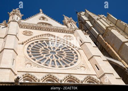 Europa, Spanien, Leon, Santa María de León Kathedrale 'die Pulchra Leonina' mit Frontfassade und Rosettenfenster Stockfoto