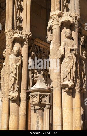 Europa, Spanien, Leon, Santa María de León Kathedrale mit alten geschnitzten Mauerwerk in der Nähe des Haupteingangs Stockfoto