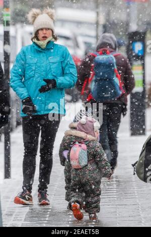 London, Großbritannien. Februar 2021, 9th. Ein kalter verschneit Tag auf Clapham Common. Es ist ziemlich voll, trotz Lockdown 3, wie die Menschen frische Luft und Bewegung suchen. Kredit: Guy Bell/Alamy Live Nachrichten Stockfoto