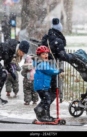 London, Großbritannien. Februar 2021, 9th. Ein kalter verschneit Tag auf Clapham Common. Es ist ziemlich voll, trotz Lockdown 3, wie die Menschen frische Luft und Bewegung suchen. Kredit: Guy Bell/Alamy Live Nachrichten Stockfoto