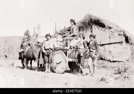 Ende 19th Jahrhundert Vintage-Foto: Kaukasus, Georgien, Bauernwagen und Bauern. Stockfoto