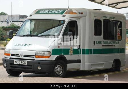 Krankenwagen vor dem St. Richards Krankenhaus, Chichester, West Sussex. Juli Stockfoto