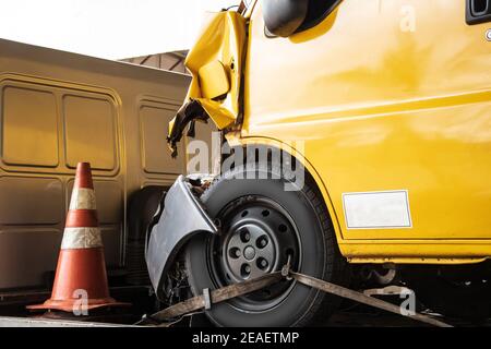 Abgestürztes Auto eines Frontalaufpralls, das auf einer Winde abgeschleppt wird. Crash-Versicherungskonzept. Stockfoto