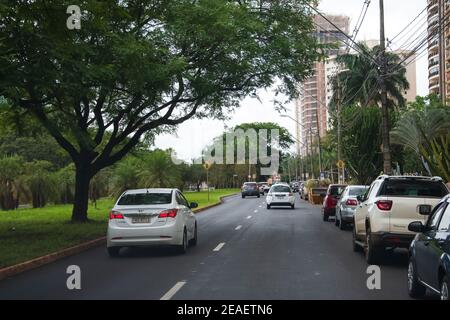 Ribeirão Preto - SP, Brasilien - 07. Dezember 2020: Verkehr an einem gewöhnlichen Tag auf den Straßen der Stadt. Stockfoto