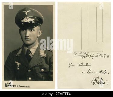 Deutsches historisches Foto: Junger gutaussehender Mann, Unterfeldwebel der Luftwaffe in Militäruniform, Pardubice, besetzte Tschechien, Drittes Reich 1941 Stockfoto