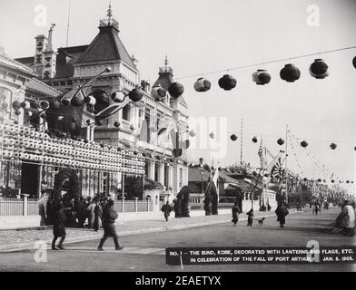 Jahrgang 1905 Foto: Kobe Bund dekoriert, um den Fall von Port Arthur im Russisch-Japanischen Krieg zu feiern, Russland Japan. Stockfoto