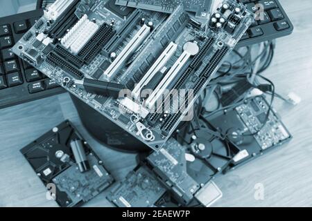 Elektronikmüll, Mainboards, Festplatten und andere Computerkomponenten. Stockfoto