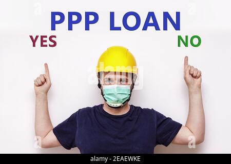 Arbeiter mit Helm erhobene Hände unter Ja/Nein Frage für PPP Darlehen Stockfoto