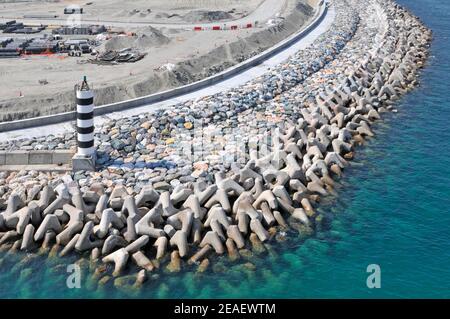 Sea Defences Tiefbau Infrastruktur Projekt Baustelle für Maritime Stadt mit tetrapod Art Betonblöcke an der Küste Dubai VAE Stockfoto