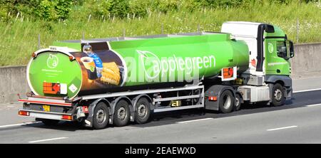 Seiten- und Rückansicht Lieferkette für Tankwagen Appleggreen Füllstation Lieferung LKW Lebensmittel & Getränke Grafik auf Anhänger fahren UK Autobahn Stockfoto