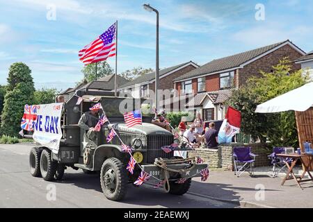 USA erhalten Militär LKW dekoriert VE Tag Union Jack & American Stars & Stripes Flagge Aufruf an 2020 Straße Feiern Parteien Essex England UK Stockfoto