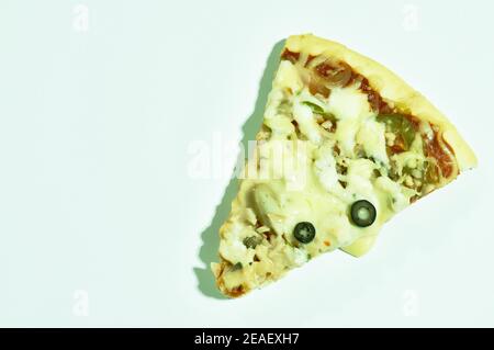 Pizza Topping Huhn und schwarze Olive mit Käse auf weiß Hintergrund Stockfoto